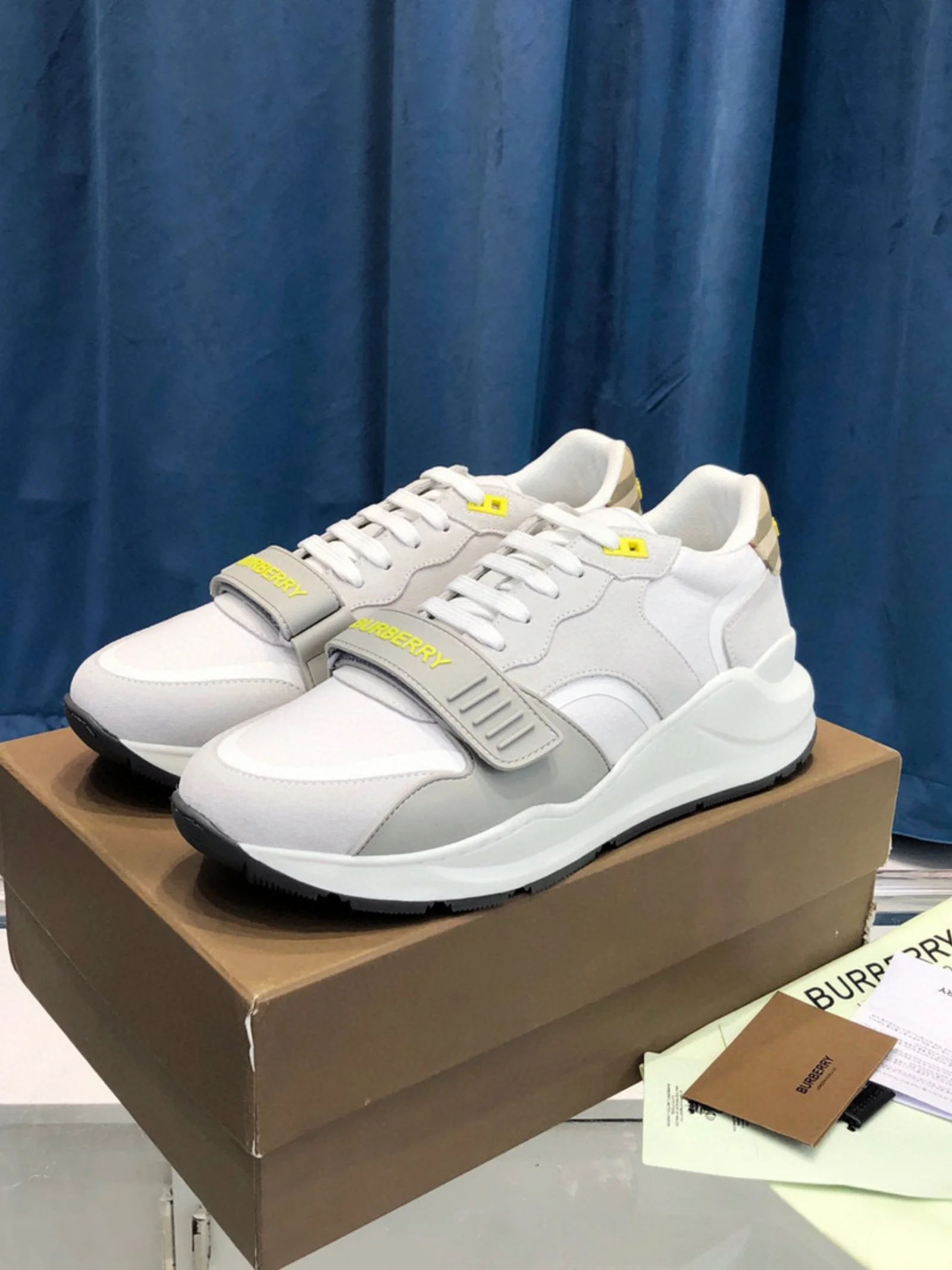 BURBERRY Sneakers White Yellow