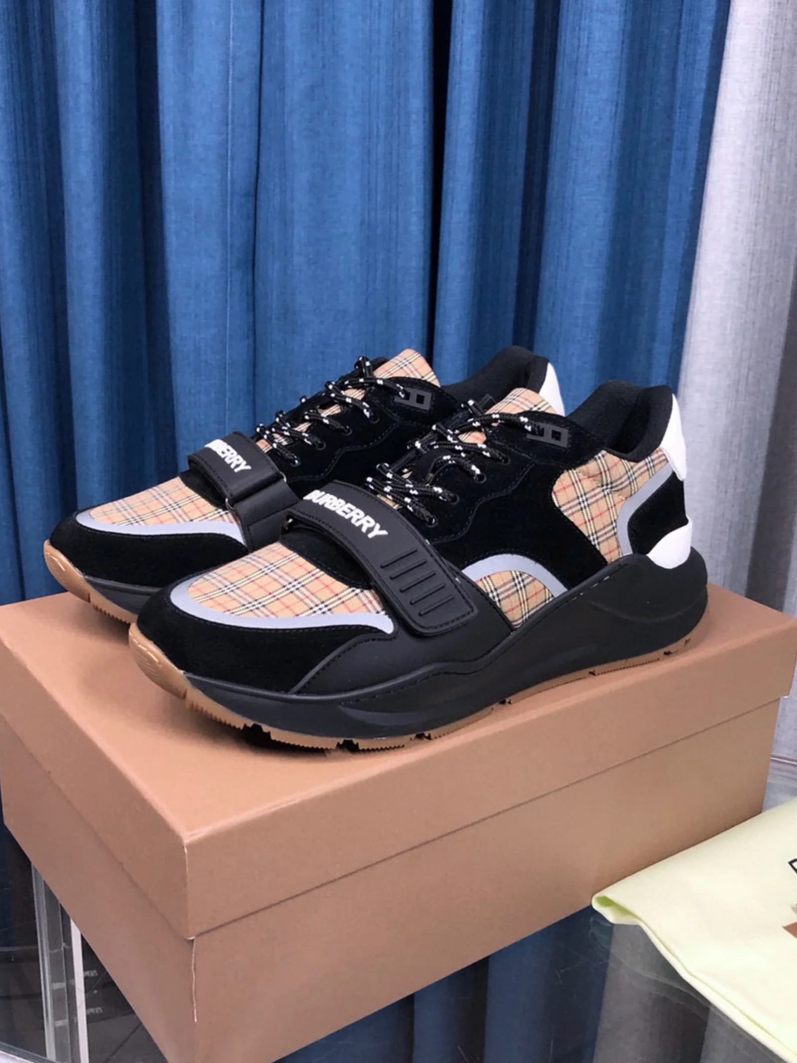 BURBERRY Sneakers Pink / Black