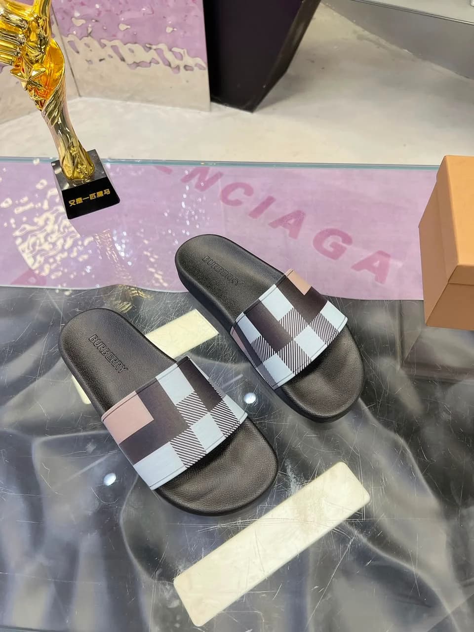 Burberry Slippers foto 3