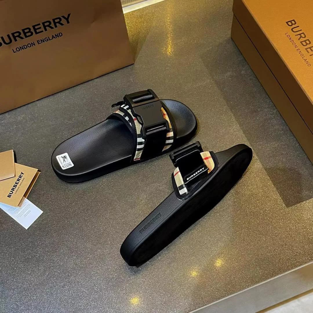 Burberry Slippers foto 4