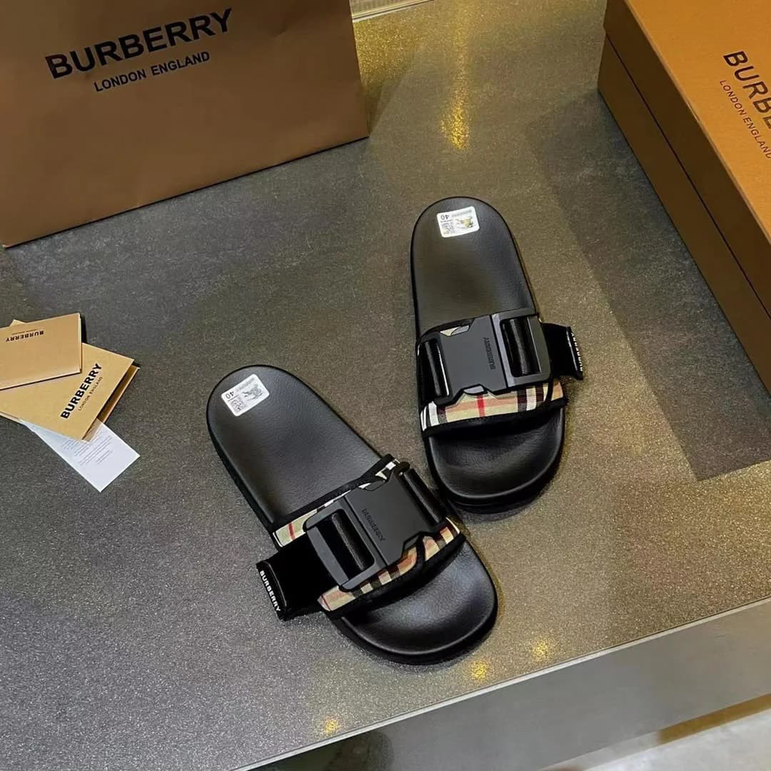 Burberry Slippers foto 6