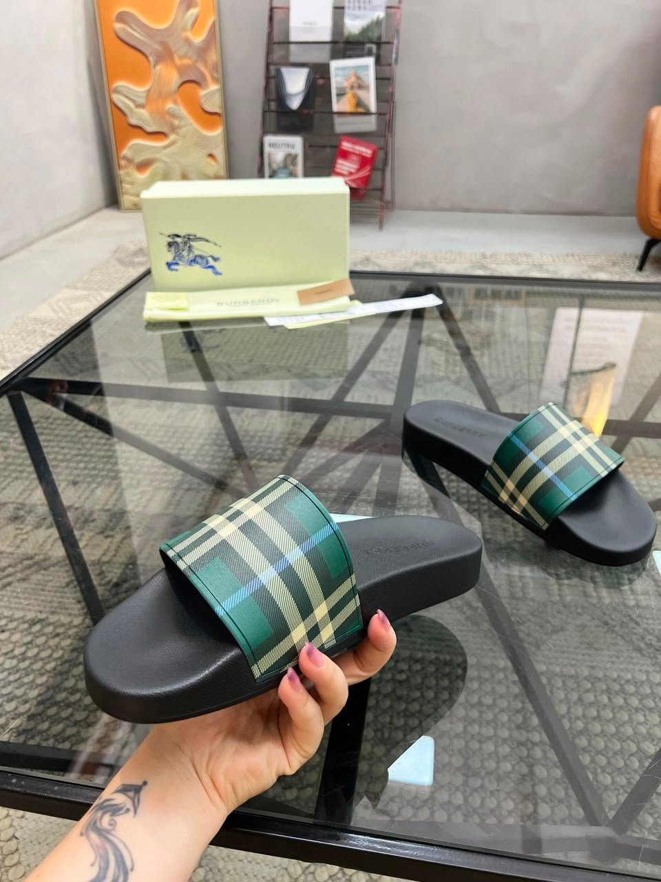 Burberry Slippers foto 3