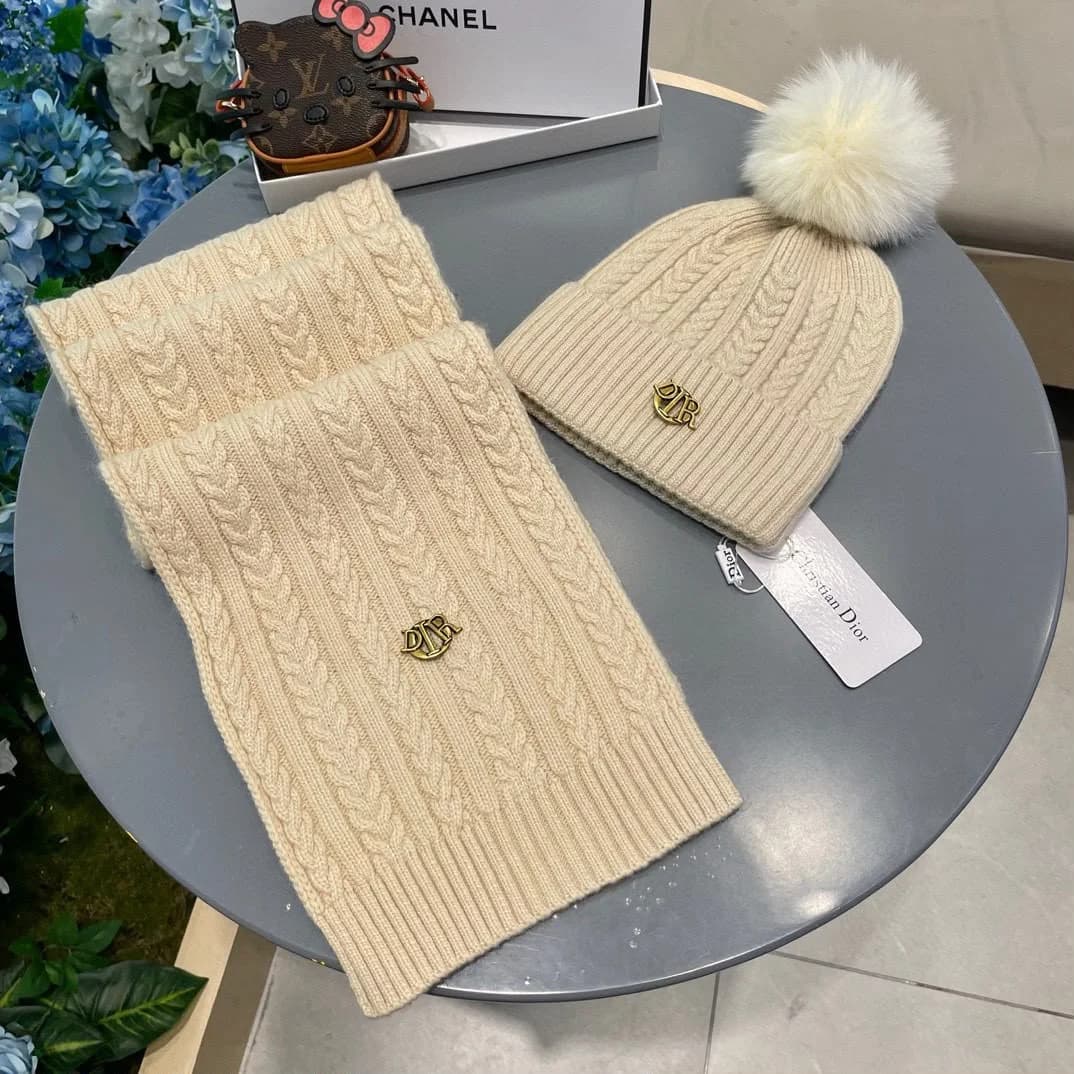 Dior Muts en Sjaal Kabelgebreid met Pompon — Beige / Zwart