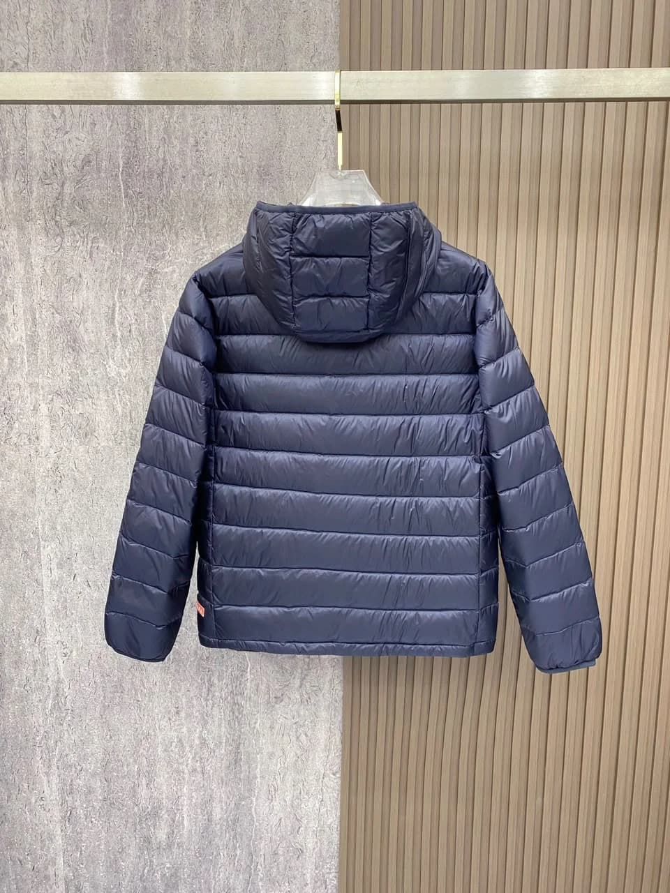 Prada Gewatteerde Jas met Capuchon — Donkerblauw / Rood