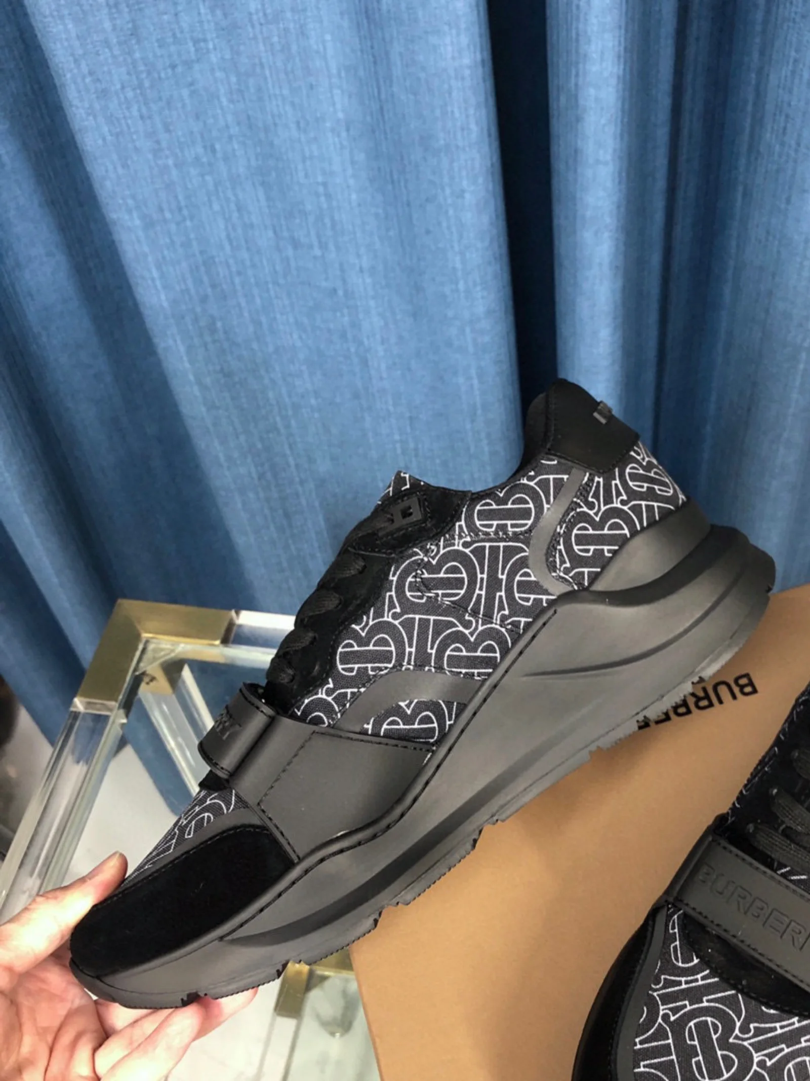 BURBERRY Sneakers Black Pattern foto 2