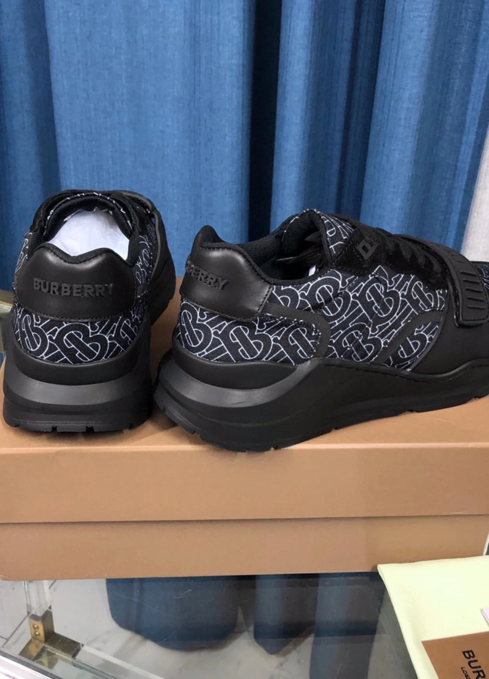 BURBERRY Sneakers Black Pattern foto 3