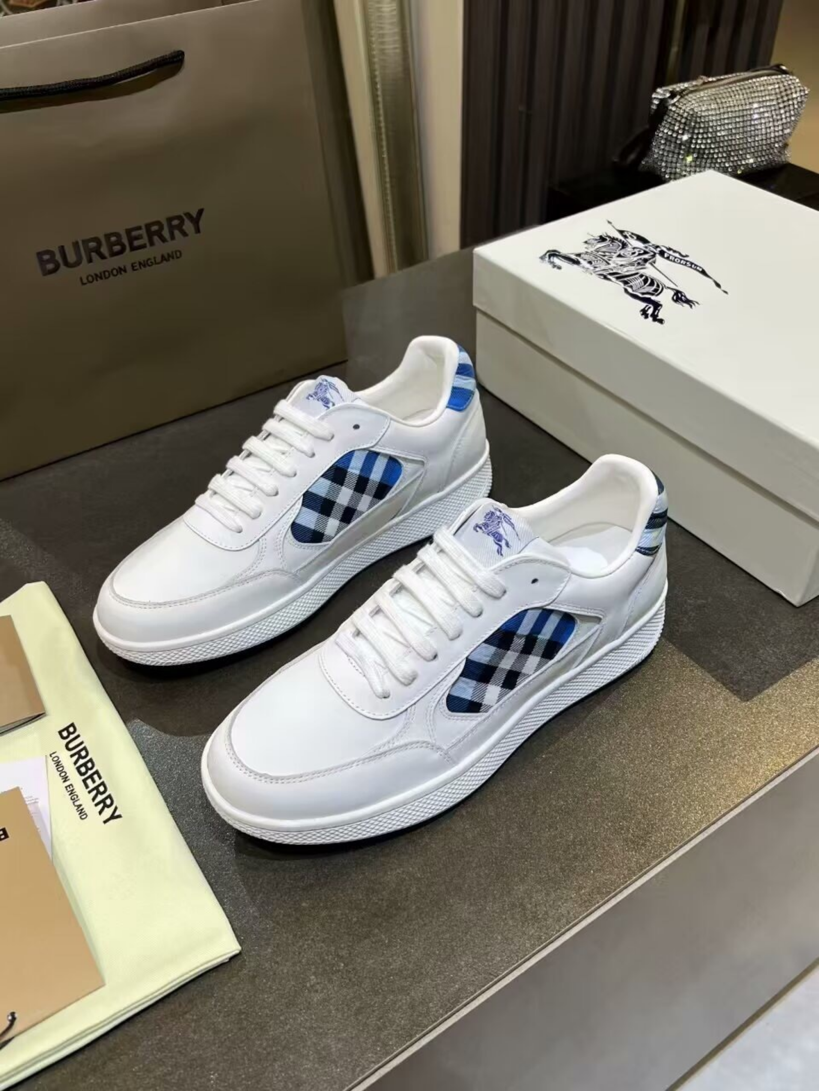 Burberry Leather foto 2