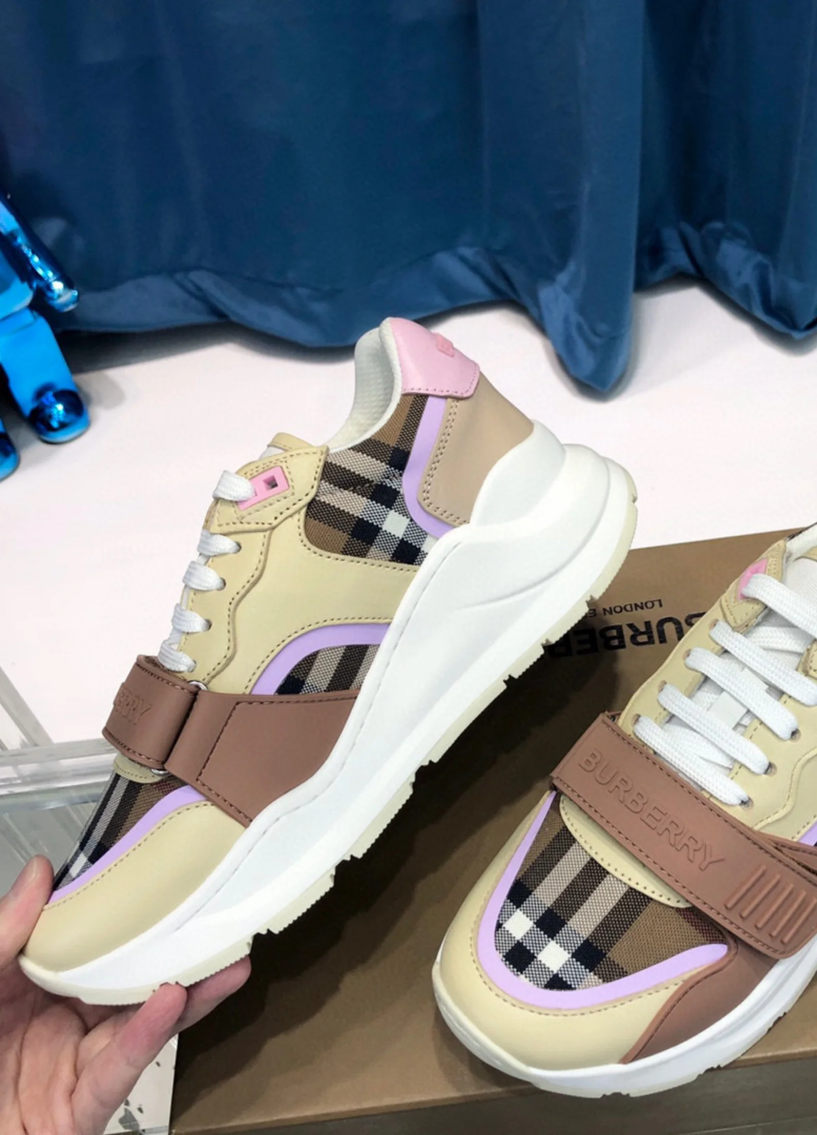 BURBERRY Sneakers Creme Pink foto 3