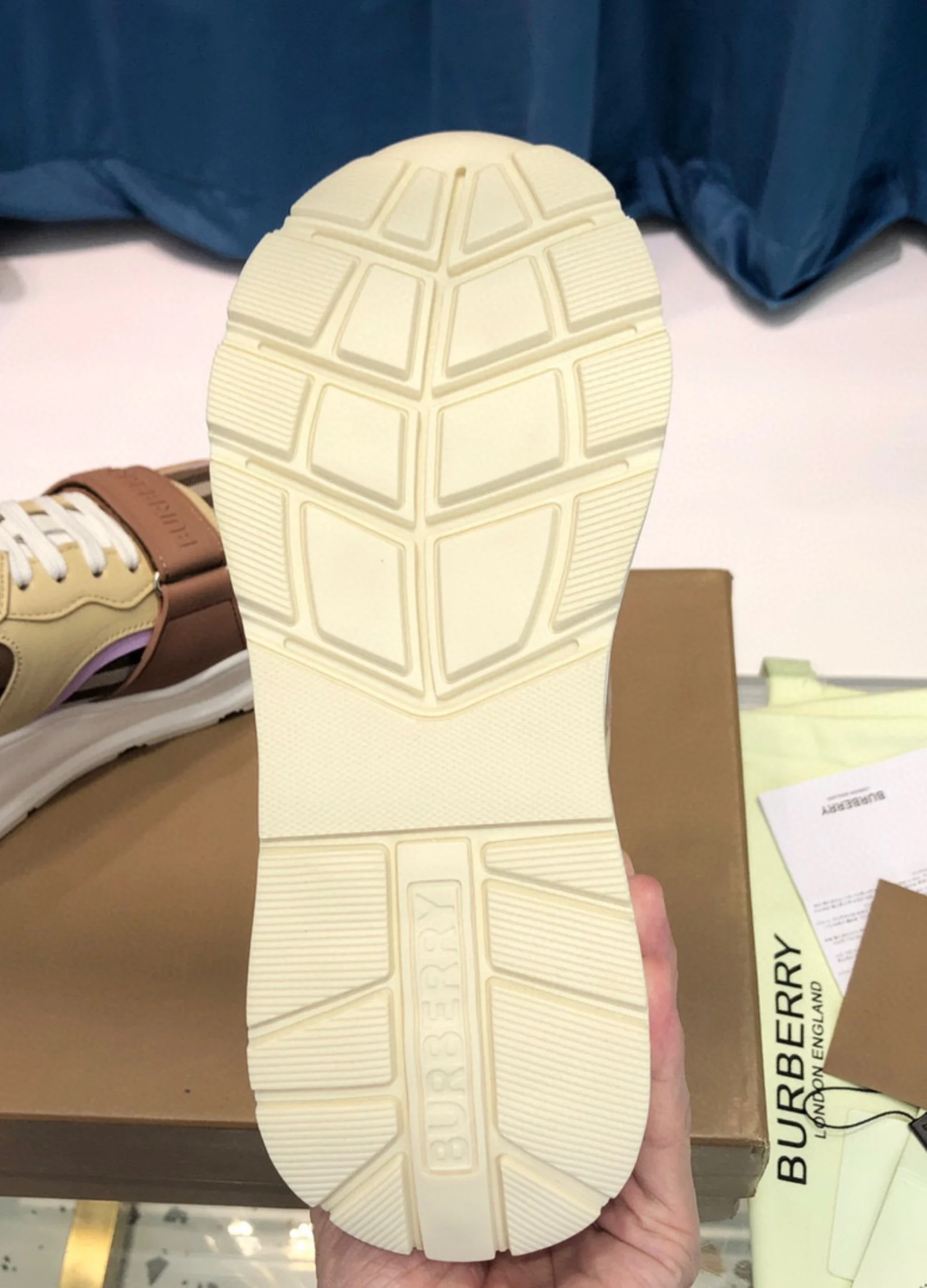 BURBERRY Sneakers Creme Pink foto 4