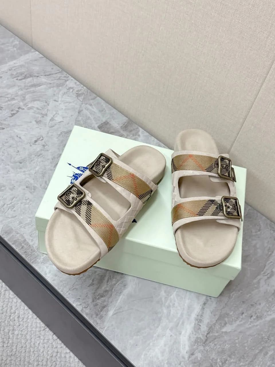 Burberry Slippers foto 5