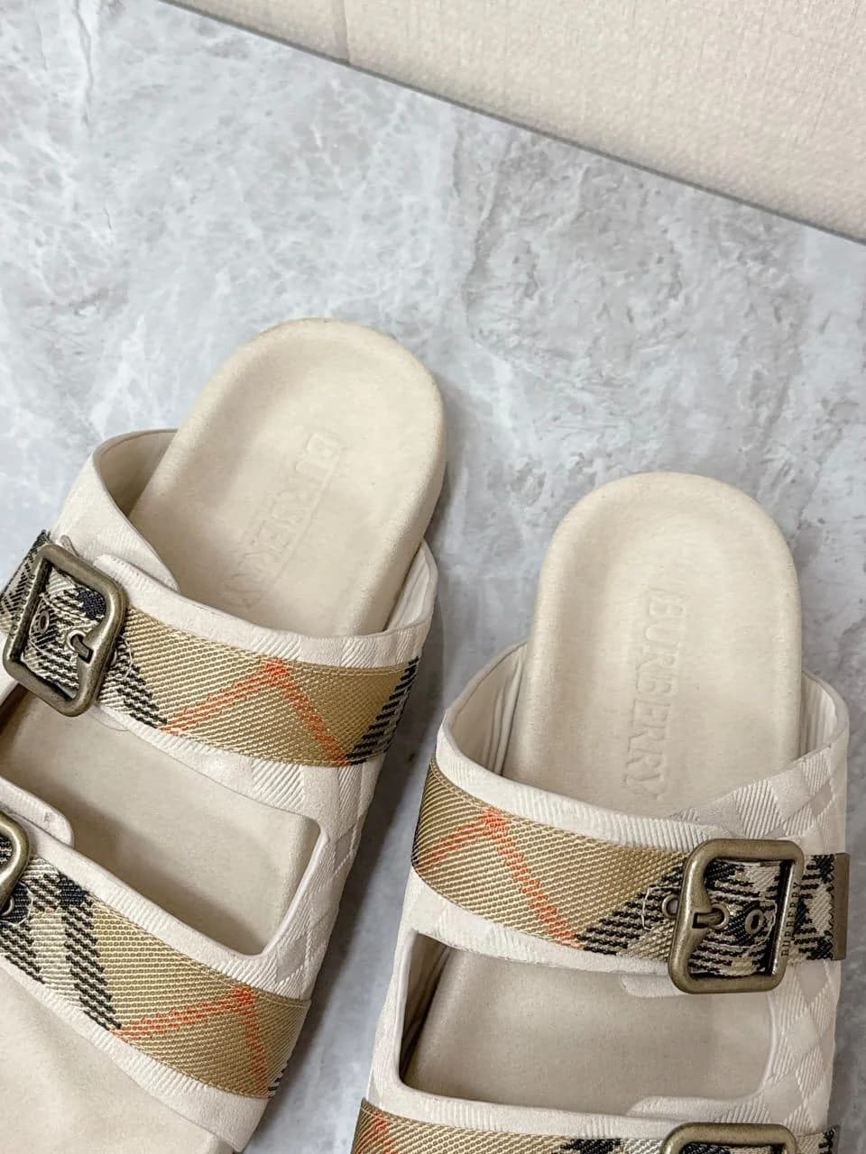 Burberry Slippers foto 7