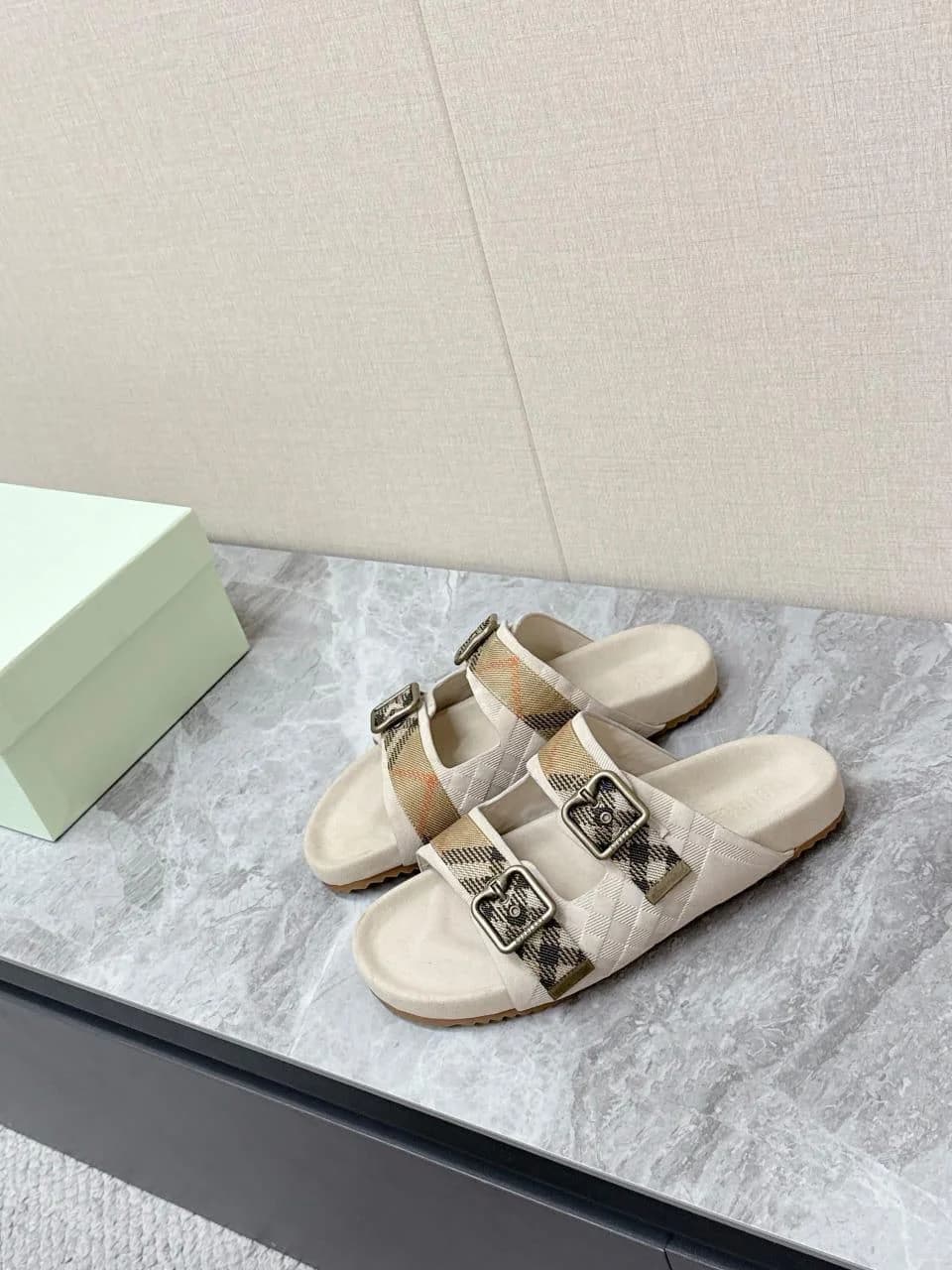 Burberry Slippers foto 4