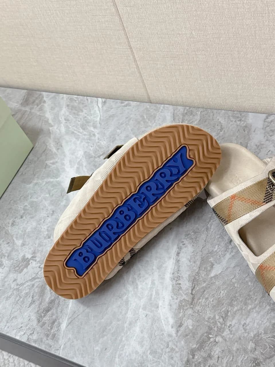 Burberry Slippers foto 9