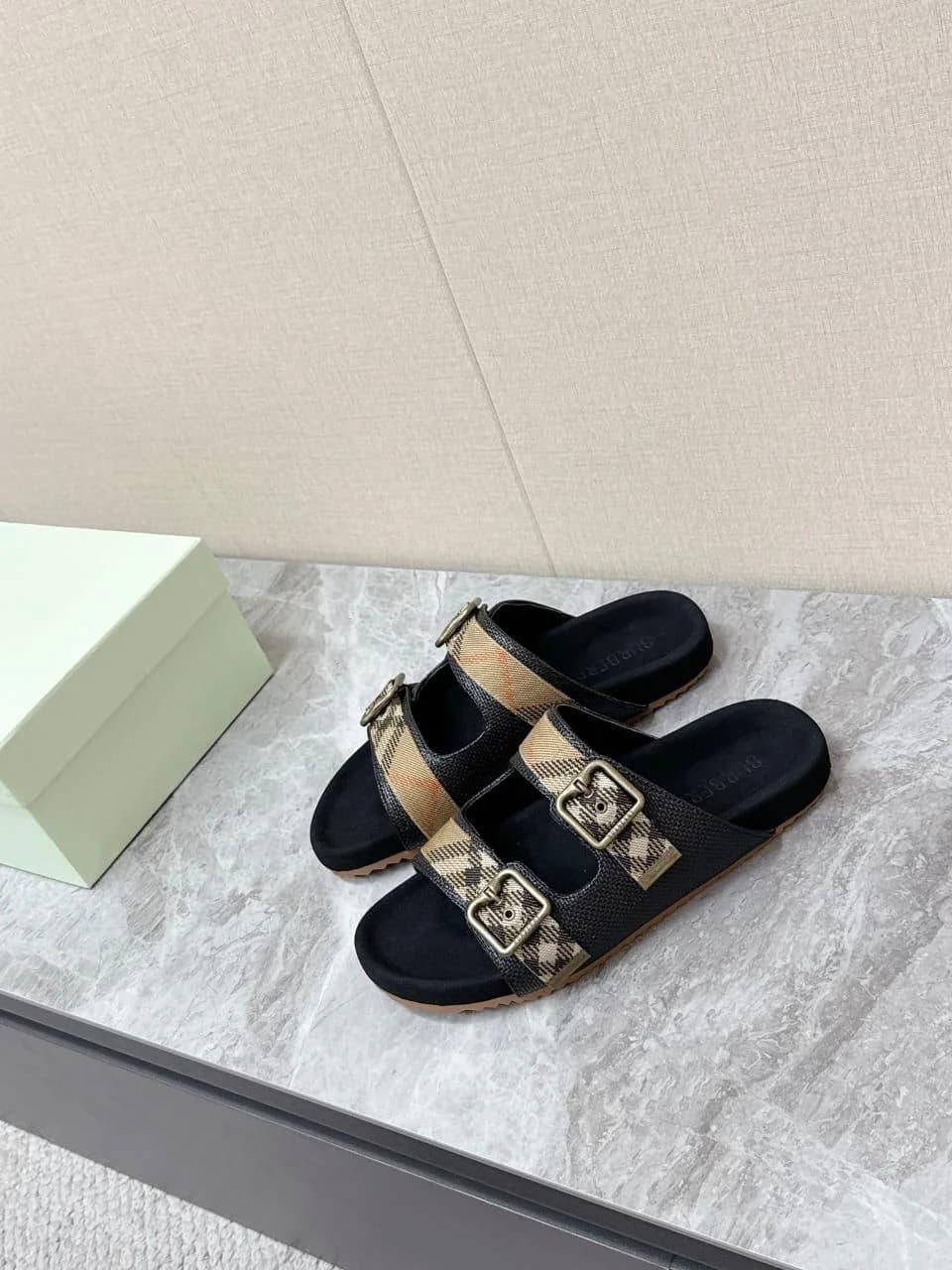 Burberry Slippers foto 4
