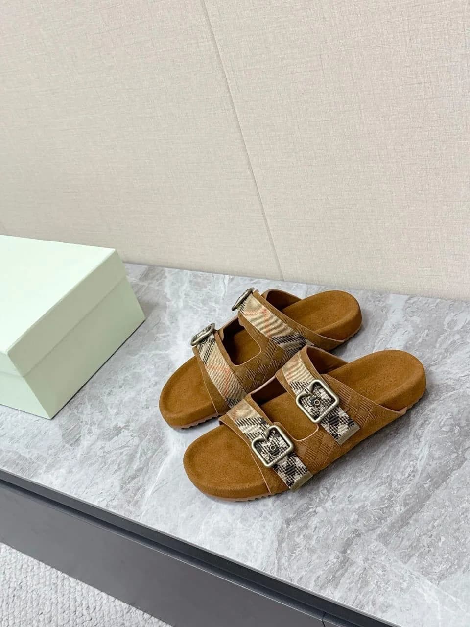 Burberry Slippers foto 4