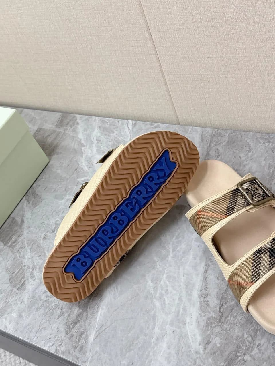 Burberry Slippers foto 8