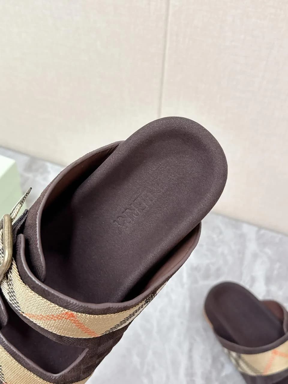 Burberry Slippers foto 6