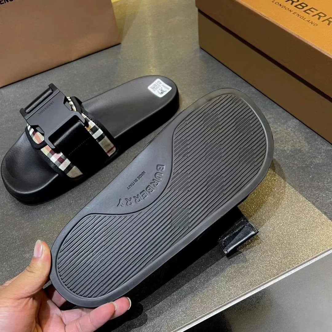 Burberry Slippers foto 3