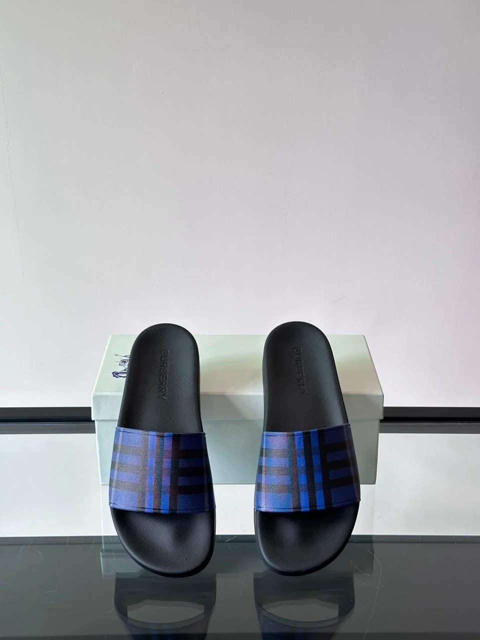 Burberry Slippers foto 3