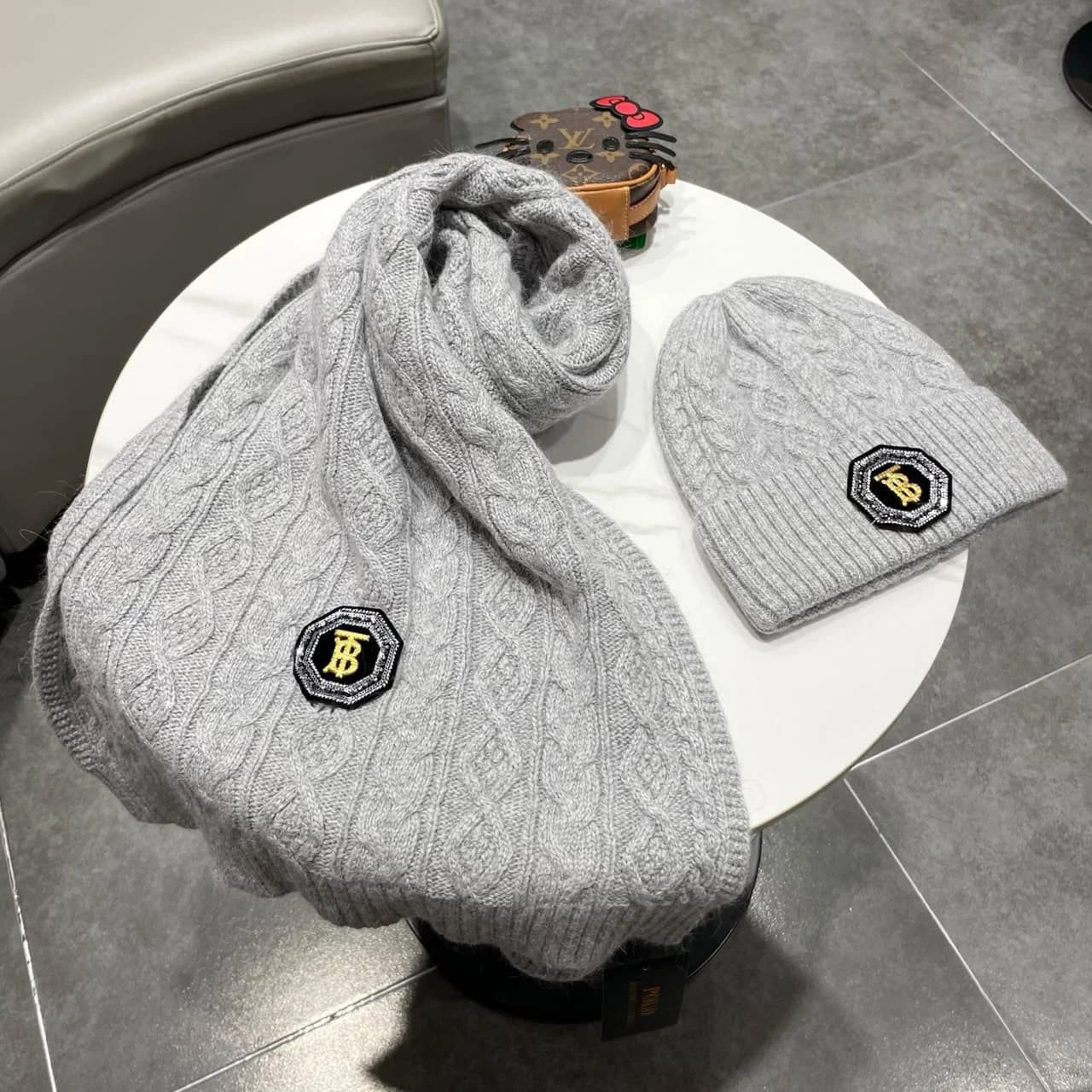 Burberry Muts en Sjaal Kabelgebreid met Schildlogo — Zwart / Grijs foto 4