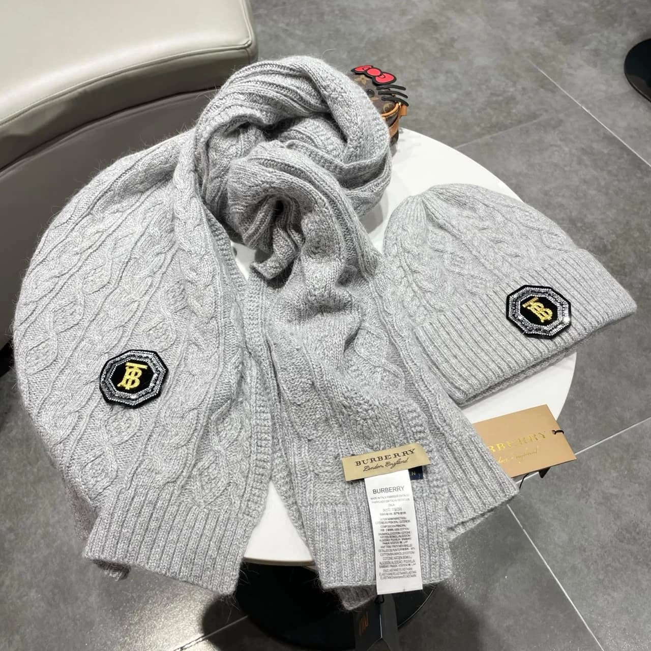 Burberry Muts en Sjaal Kabelgebreid met Schildlogo — Zwart / Grijs foto 5