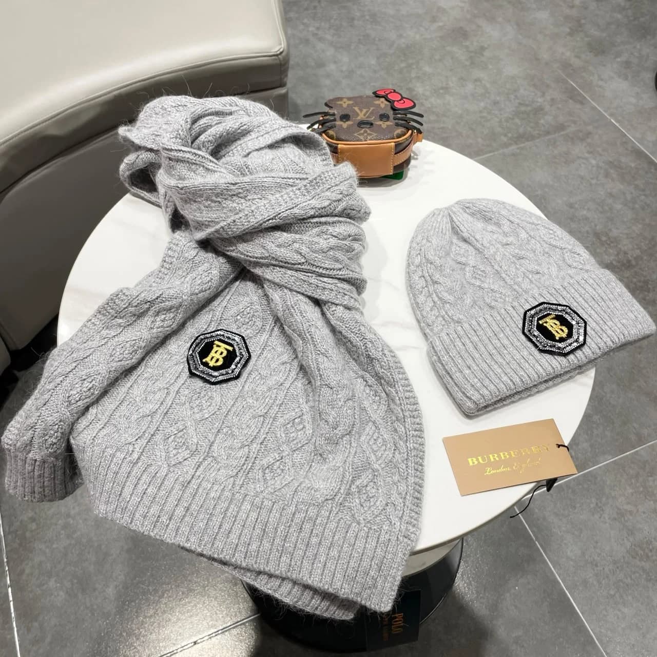 Burberry Muts en Sjaal Kabelgebreid met Schildlogo — Zwart / Grijs foto 6