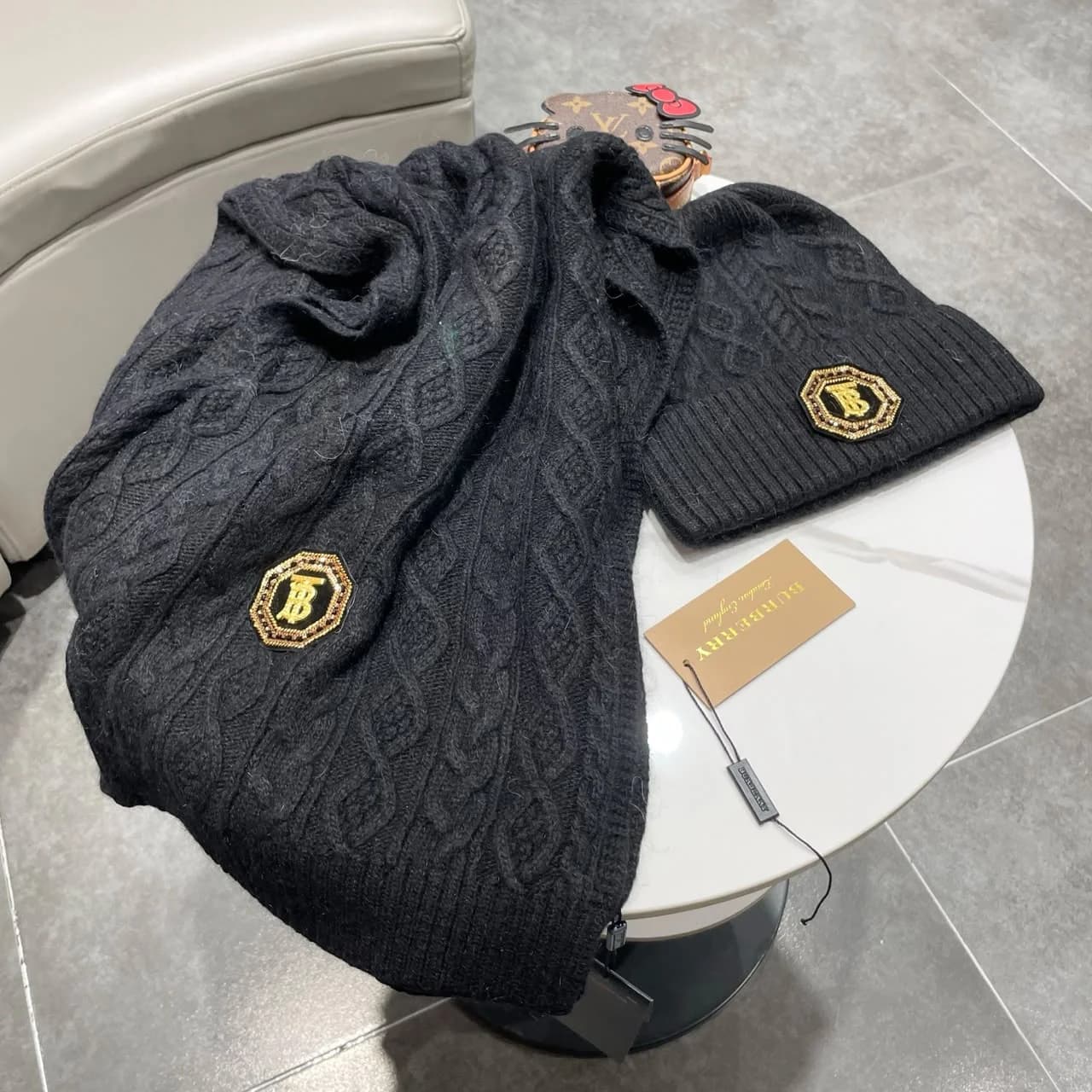 Burberry Muts en Sjaal Kabelgebreid met Schildlogo — Zwart / Grijs