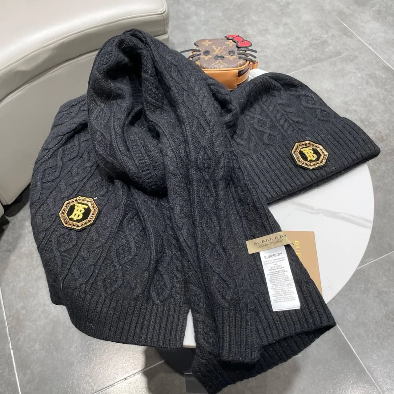Burberry Muts en Sjaal Kabelgebreid met Schildlogo — Zwart / Grijs foto 3