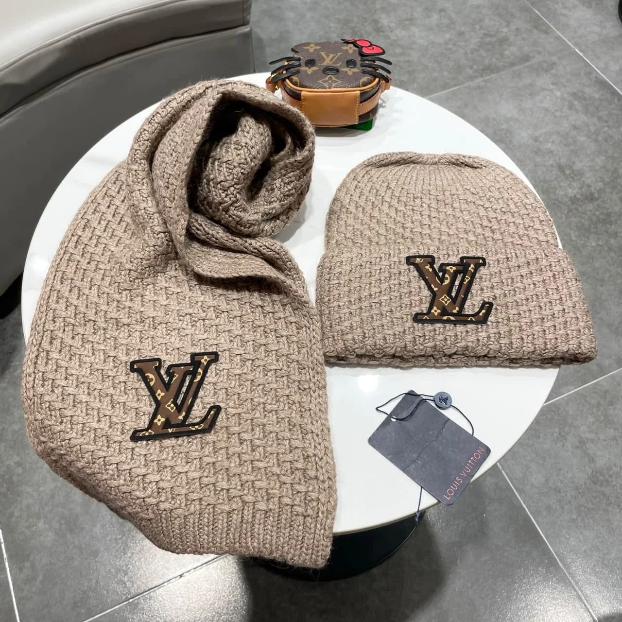 Louis Vuitton Muts en Sjaal met Gebreide Structuur en LV-logo — Wit / Taupe foto 4