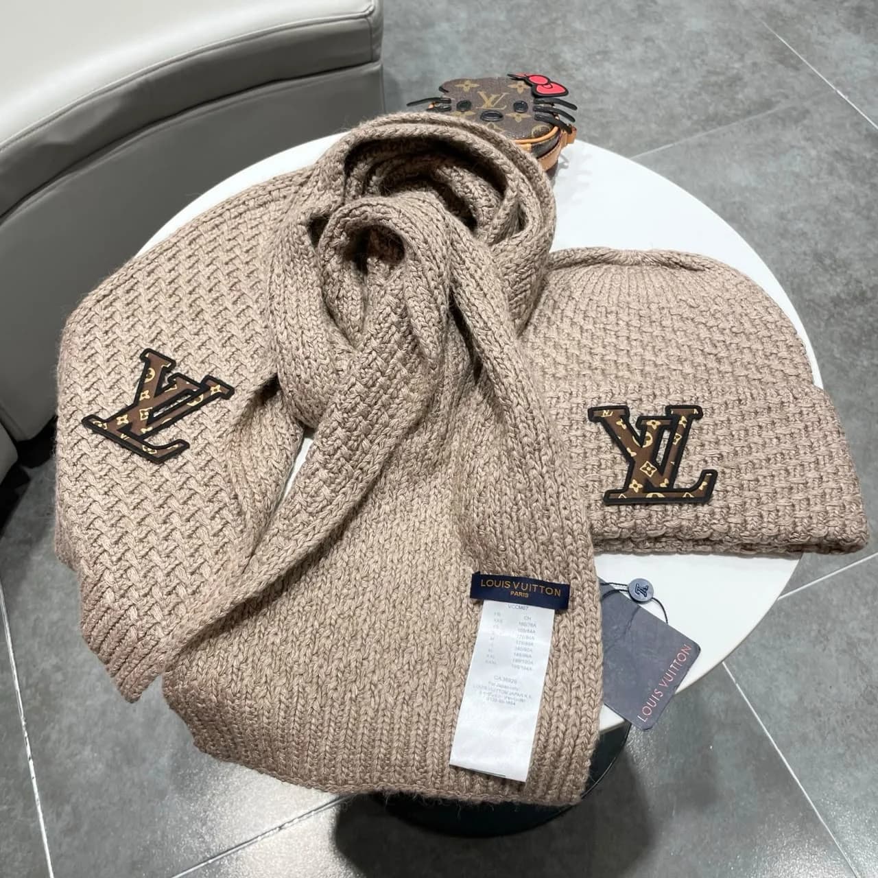 Louis Vuitton Muts en Sjaal met Gebreide Structuur en LV-logo — Wit / Taupe foto 5