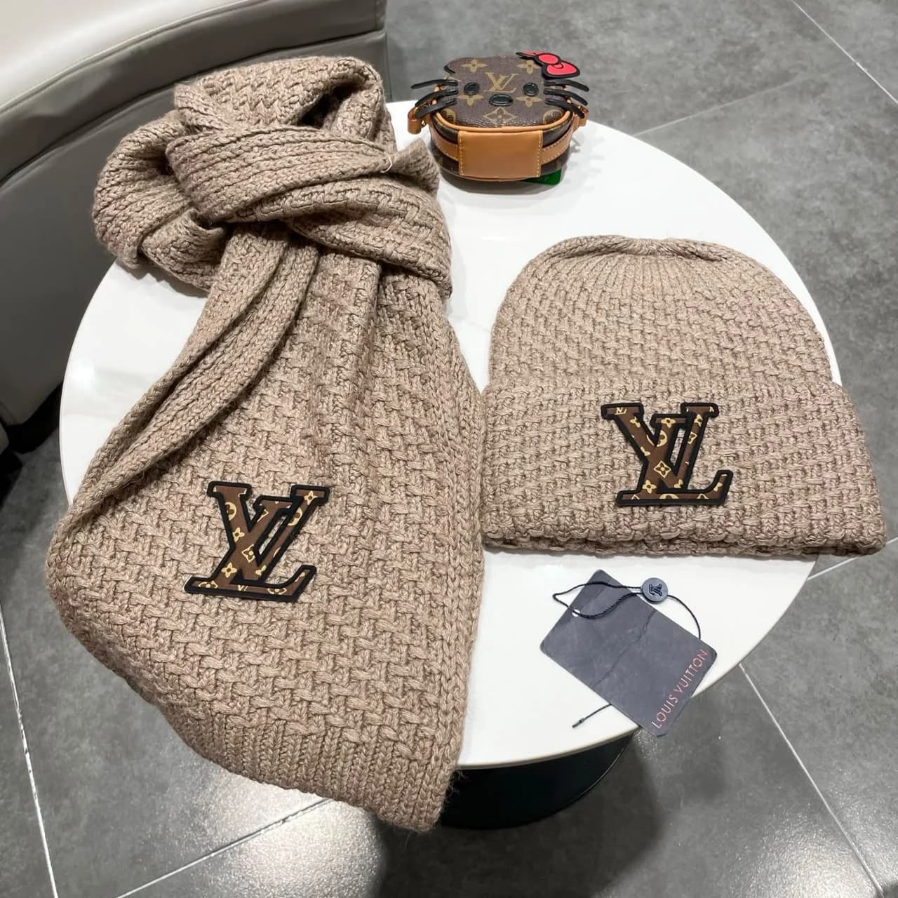 Louis Vuitton Muts en Sjaal met Gebreide Structuur en LV-logo — Wit / Taupe foto 6