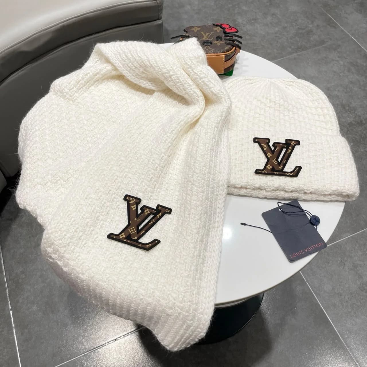 Louis Vuitton Muts en Sjaal met Gebreide Structuur en LV-logo — Wit / Taupe