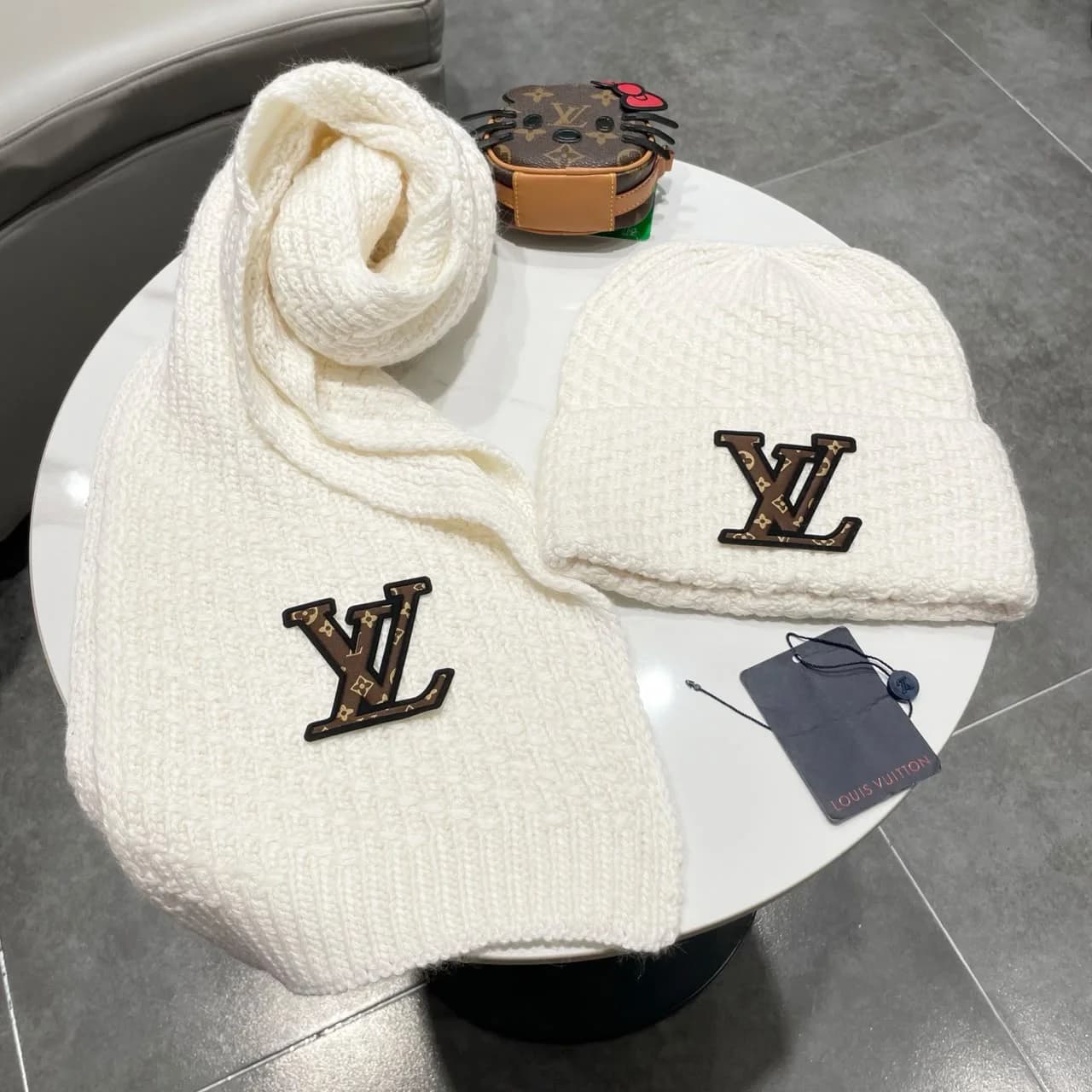 Louis Vuitton Muts en Sjaal met Gebreide Structuur en LV-logo — Wit / Taupe foto 3