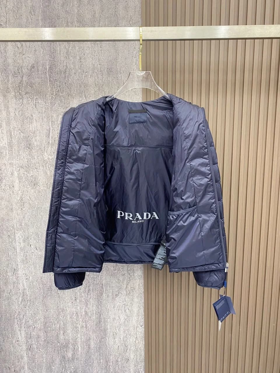 Prada Gewatteerde Jas met Capuchon — Donkerblauw / Rood foto 3