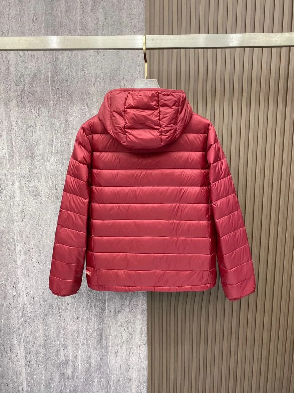 Prada Gewatteerde Jas met Capuchon — Donkerblauw / Rood foto 4