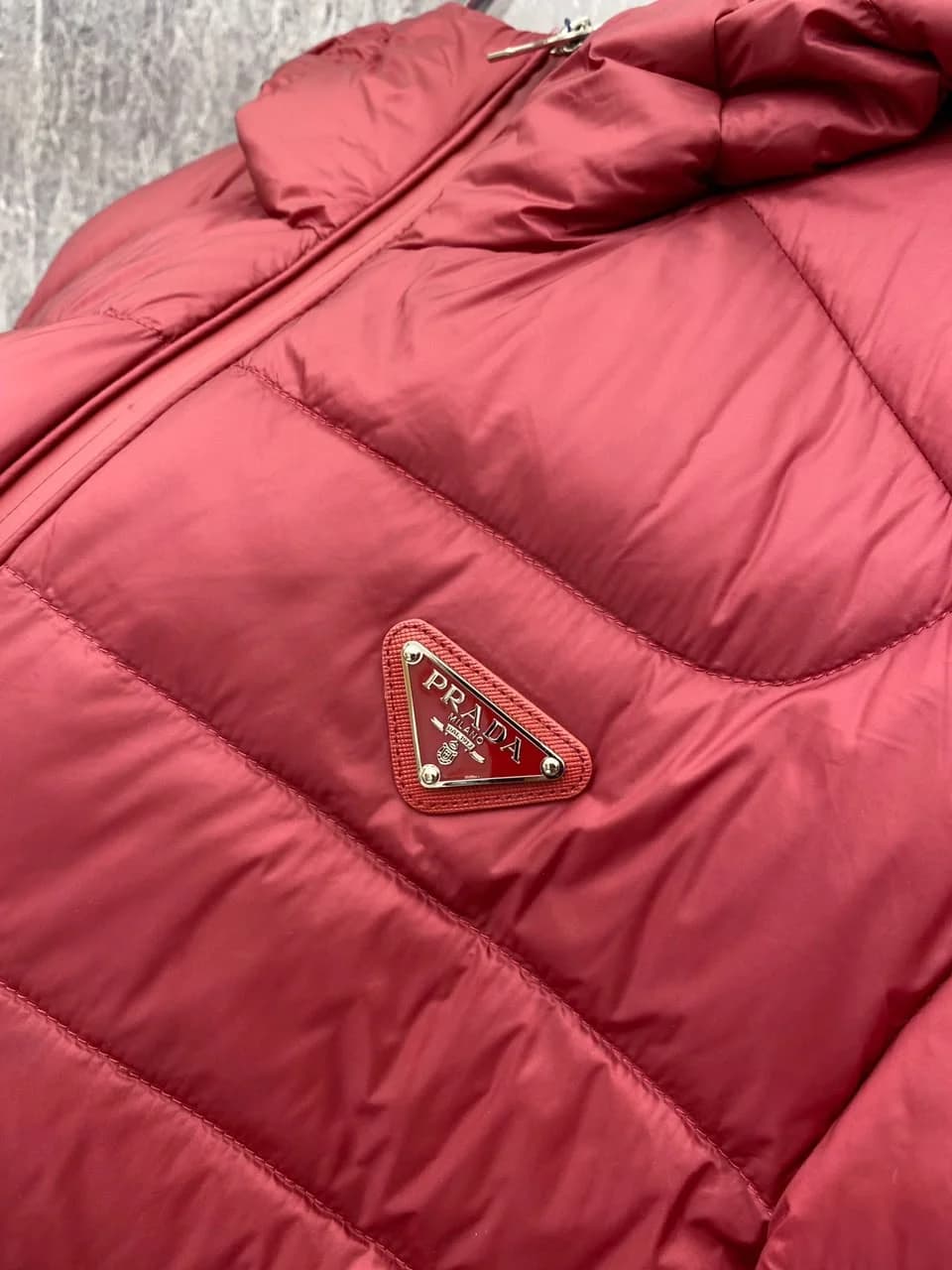 Prada Gewatteerde Jas met Capuchon — Donkerblauw / Rood foto 5