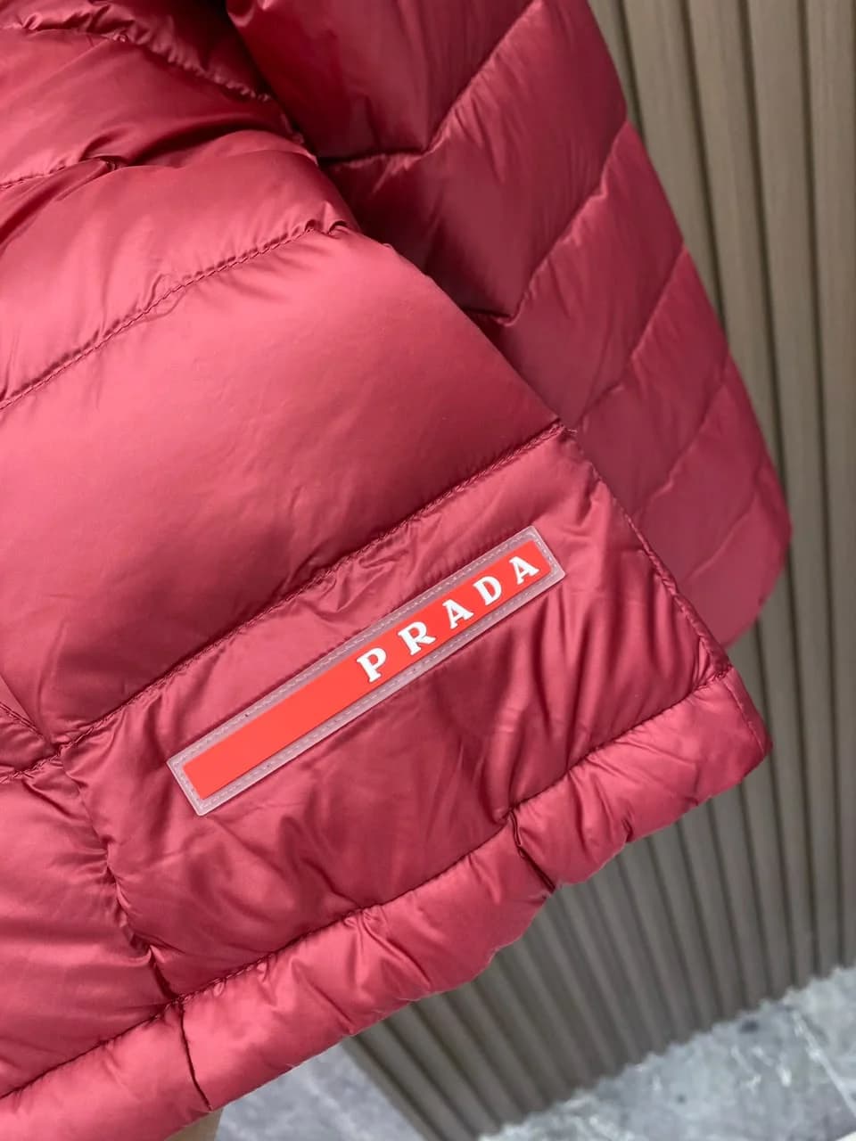 Prada Gewatteerde Jas met Capuchon — Donkerblauw / Rood foto 6